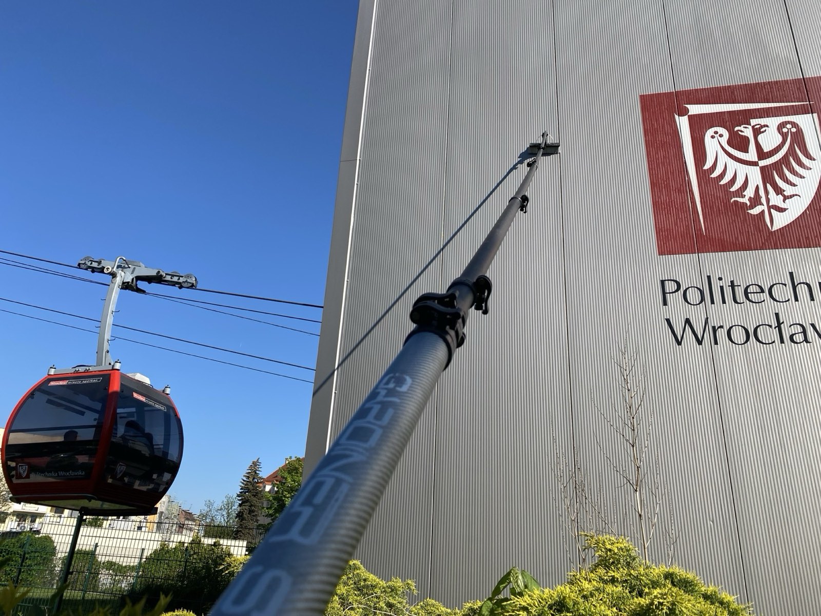 Mycie elewacji budynku Politechniki Wrocławskiej masztem teleskopowym